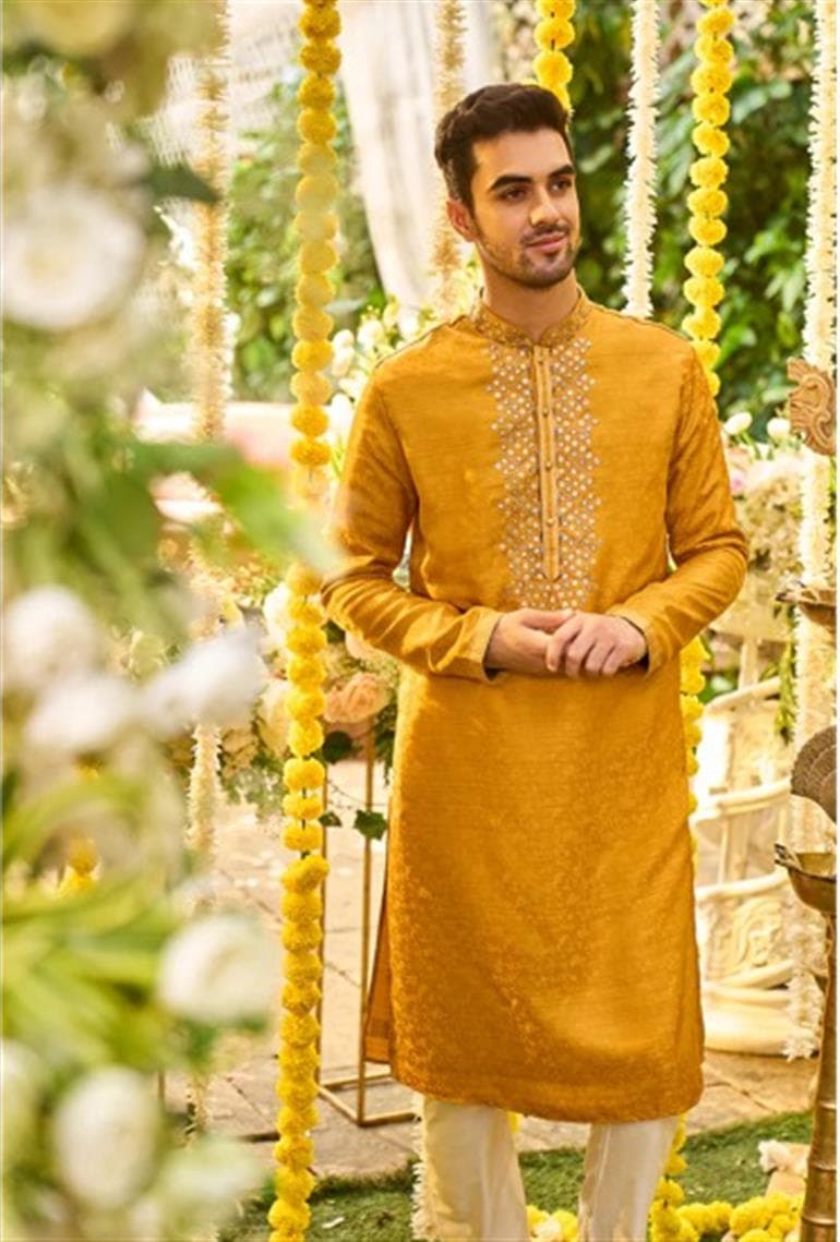 Why Ethnic Short Kurtas Are the Perfect Fusion Wear for Modern Men?