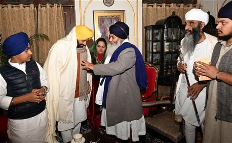 CM Saini attends ‘dastaarbandi’  ceremony at Hira Mahal, Nabha