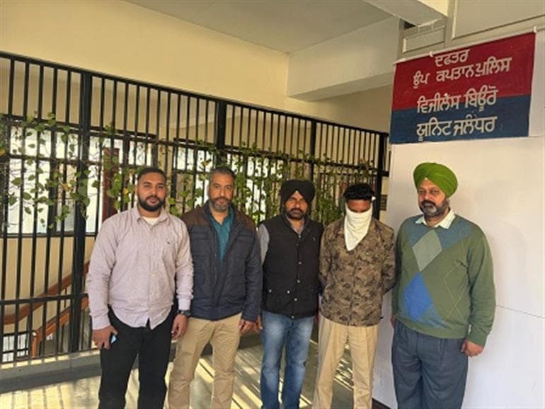 Vigilance Bureau nabs Naib Court red handed accepting bribe of Rs 8000