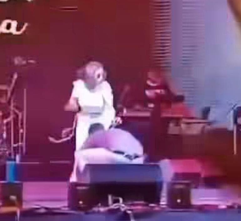 Chaos at Live Show: Fan Jumps on Stage to Touch Sunanda Sharma; Singer Screams in Fear, Leaves Mid-Show