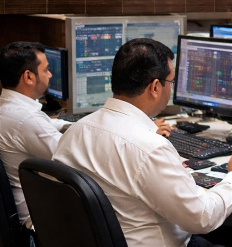 Sensex, Nifty Rise in Early Trade Amid Banking Rally; Rupee Shows Mixed Movement