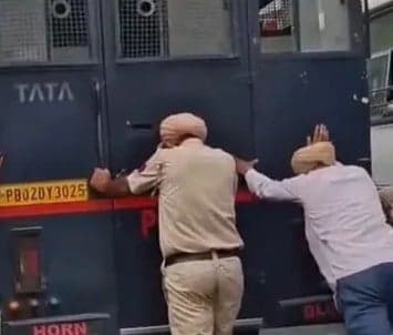 Amritsar Jail Van Carrying 70 Prisoners Breaks Down Midway, Police Push Armoured Vehicle to Workshop