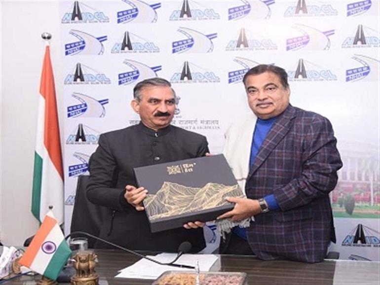 CM calls on Gadkari, Seeks adequate financial support for repair and maintenance of roads and bridges in the state