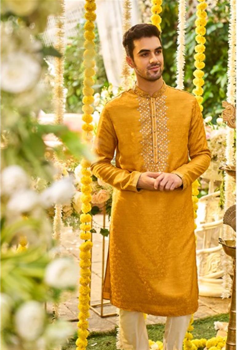 Why Ethnic Short Kurtas Are the Perfect Fusion Wear for Modern Men?