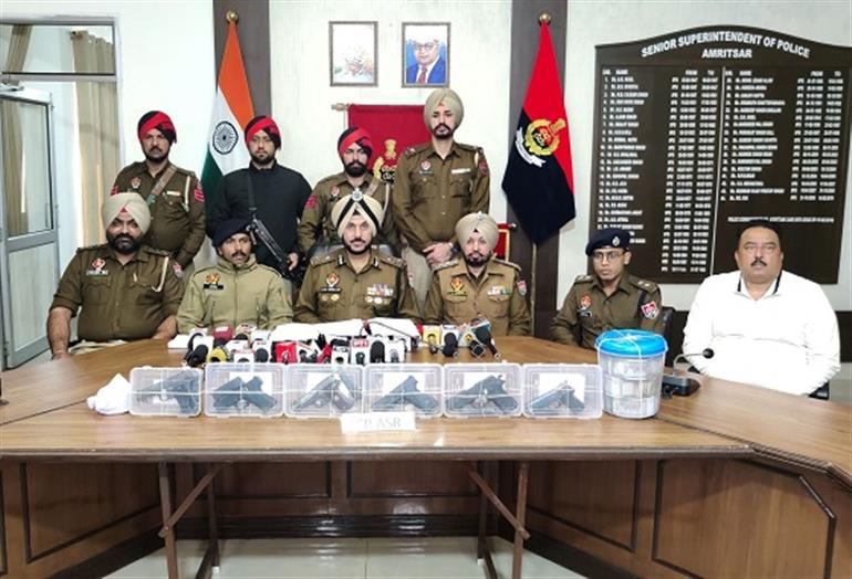 Five linked to cross-border smuggling network held with Six pistols, 115Gms heroin & 11.9L drug money from Amritsar