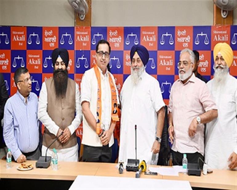 SAD receives a major boost with former BJP minister Satpal Gosain’s grandson Amit Gosain joining the party.
