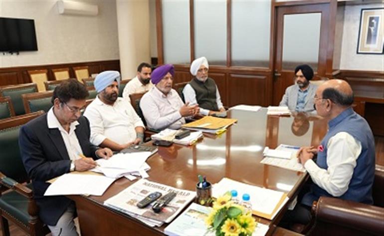 Mohinder Bhagat Reviews Compensation For Families Of Soldiers Martyred In 1962, 1965 And 1971 Wars