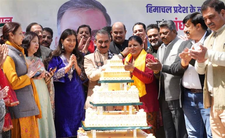 Himachal CM Sukhu cuts cake on his birthday (instagram)