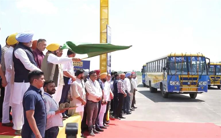 Chief Minister Bhagwant Singh Mann on Monday flagged off 100 new buses of the PEPSU Road Transport Corporation.(Punjab Newsline)