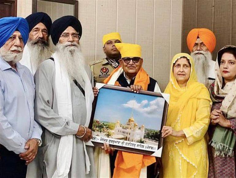 Punjab Governor Gulab Chand Kataria Visits Fatehgarh Sahib, Pays Tribute to Sahibzadas