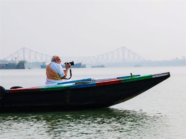 PM Narendra Modi Enjoys Boat Ride on Hooghly River in Kolkata, Shares Photos