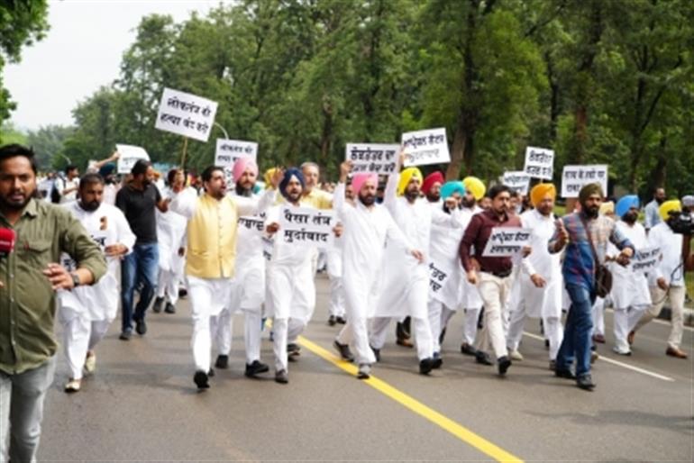 Aap Stages Protest Against Punjab Governor Over Assembly Session