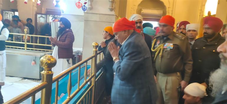 Punjab Governor pays obeisance at Gurudwara Sri Fatehgarh Sahib