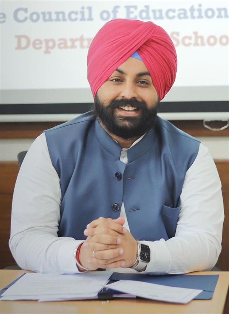  4500 Students from the school of Emience participate in exposure visits : Harjot Singh Bains