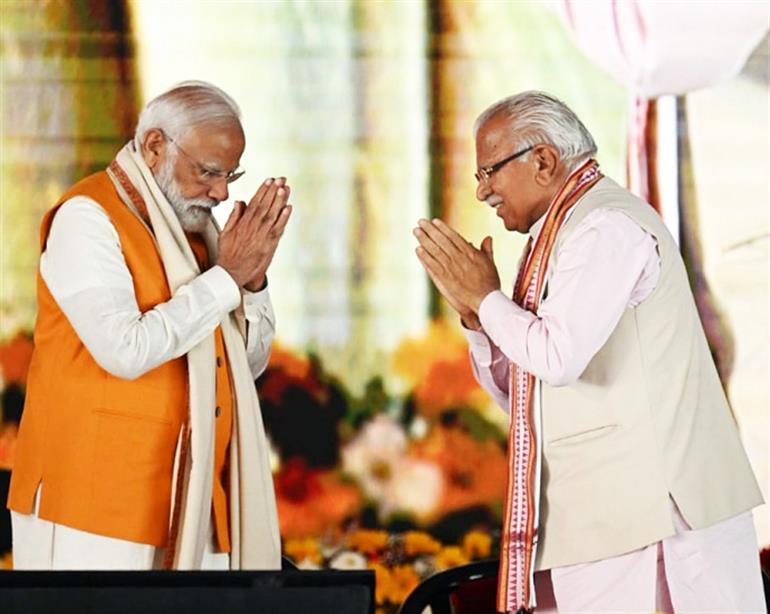 PM Modi lauds CM&39;s Vision for Development