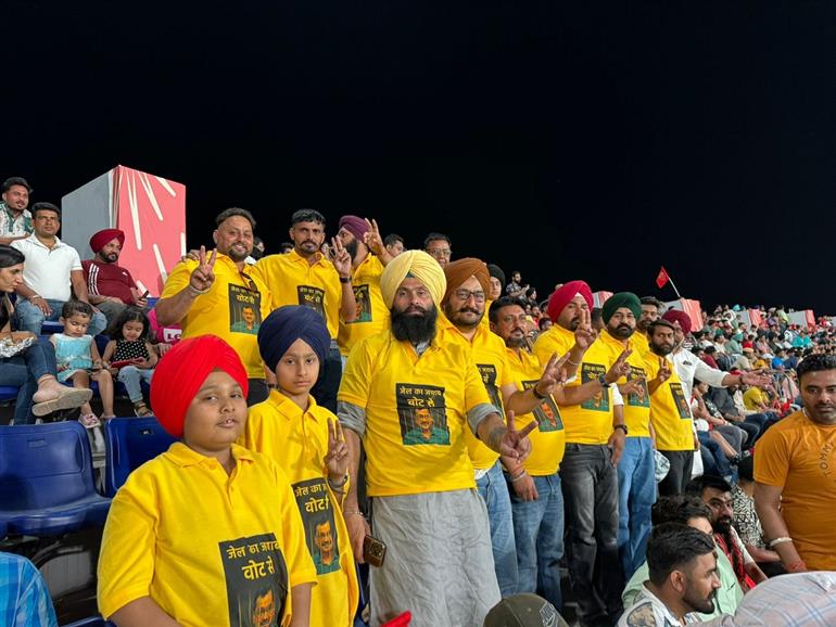 Unique protest of AAP supporters in IPL match - wearing T-shirts with Arvind Kejriwal's photo they raised slogans of 'Mai bhi Kejriwal'