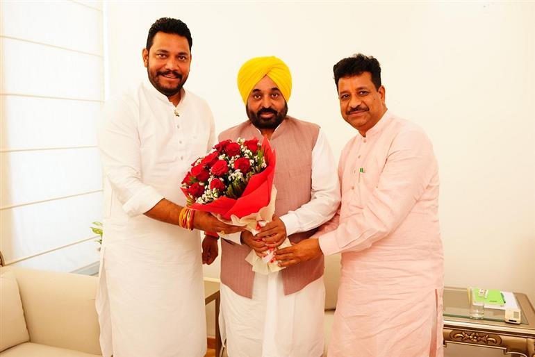 A big jolt to the BJP in Jalandhar! Young leader Robin Sampla joins the AAP