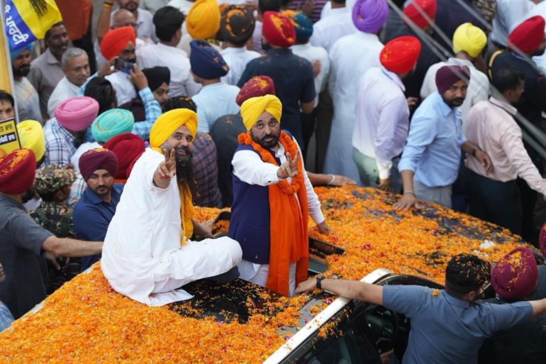 CM Mann campaigned for Malvinder Kang in Kharar, held a mega road show, addressed the crowd