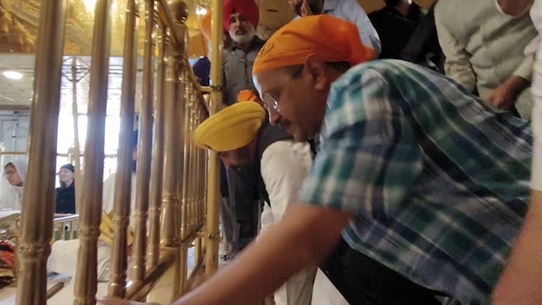 Arvind Kejriwal and Bhagwant Mann paid obeisance at Sachkhand Sri Harimandir Sahib, prayed for the well-being of all 