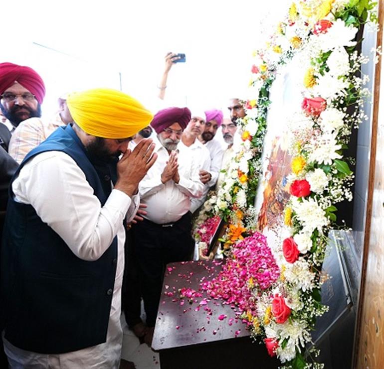 CM Mann got emotional at the antim ardas of renowned Punjabi poet Surjit Patar