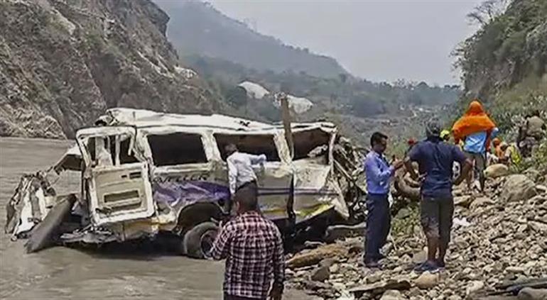 Uttrakhand : 10 Dead As Tempo Traveller With 23 People Falls Into Gorge near Raitoli
