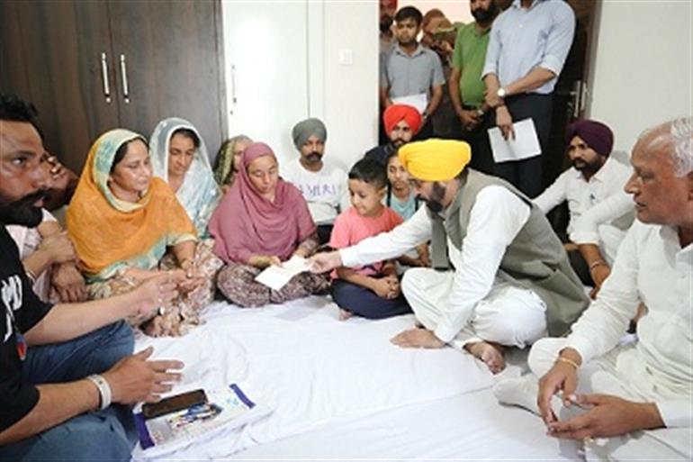 CM Hands over cheque worth Rs.1CR as financial assistance to family of martyr Naik Surinder Singh