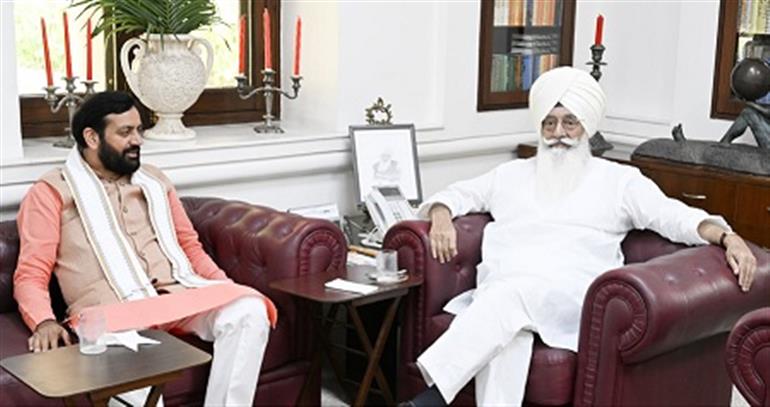  CM Haryana pays courtesy visit to Radha Soami Dera Chief, seeks blessings