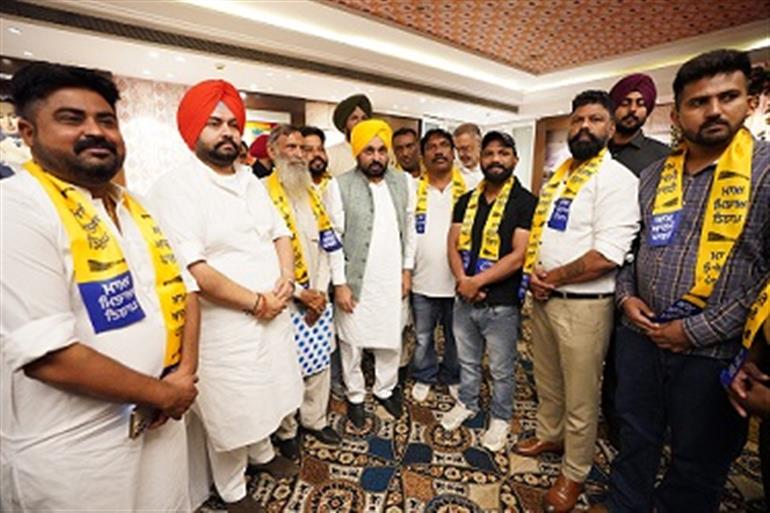 AAP gets stronger in Jalandhar, Akali leader Subhash Sondhi, with his supporters, joins AAP