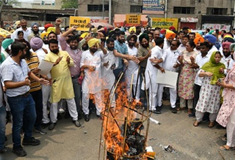   AAP leaders staged a big protest in Jalandhar against the arrest of Arvind Kejriwal