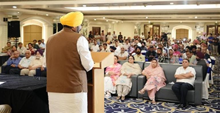 In a unique initiative CM Mann held a meeting with doctors in Jalandhar