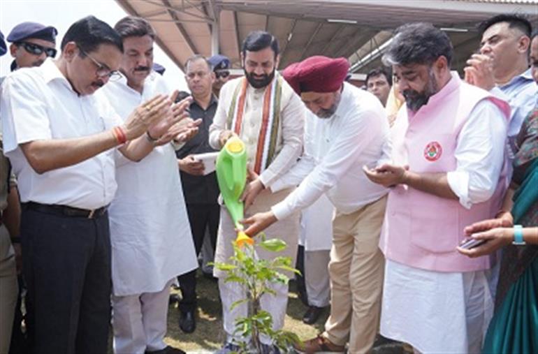 CM along with Dera volunteers, plants 20,000 saplings at Radha Soami Dera, Sikanderpur, Sirsa under ‘Ek Ped Maa Ke Naam’ campaign