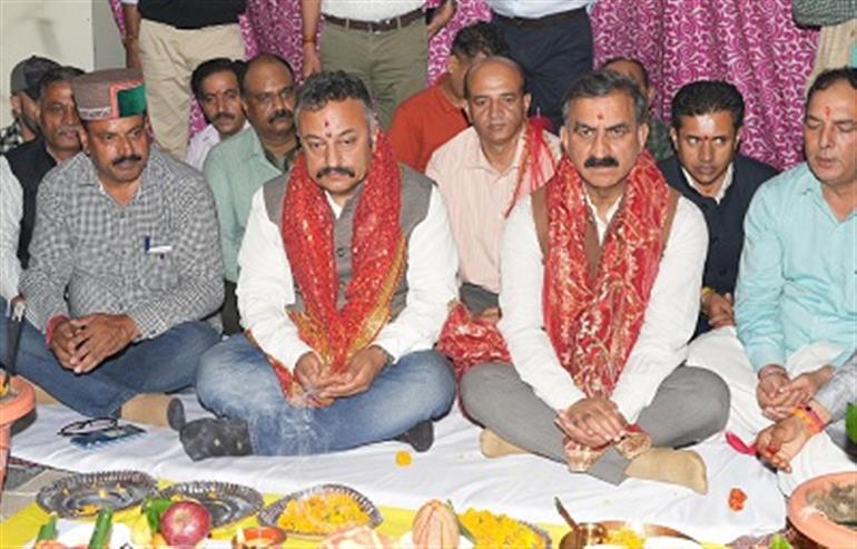 Himachal : CM Sukhu participates in Bhandara Havan