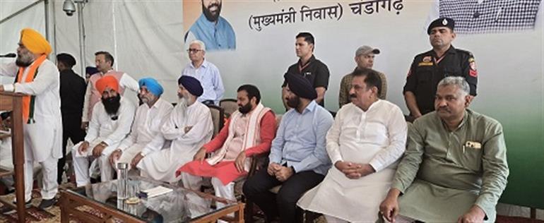 Over 300 people from Sikh Community join BJP in presence of CM Saini