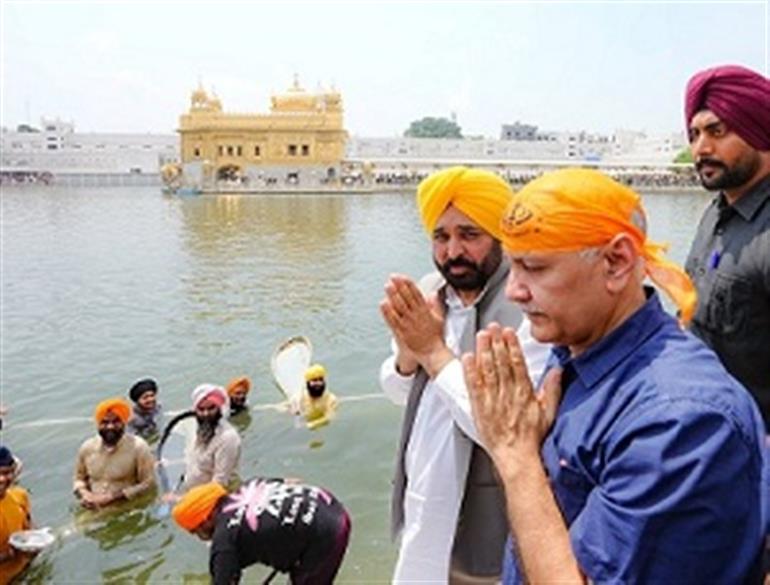 Manish Sisodia, along with his family, pays obeisance at Sri Darbar Sahib and Durgiana Temple