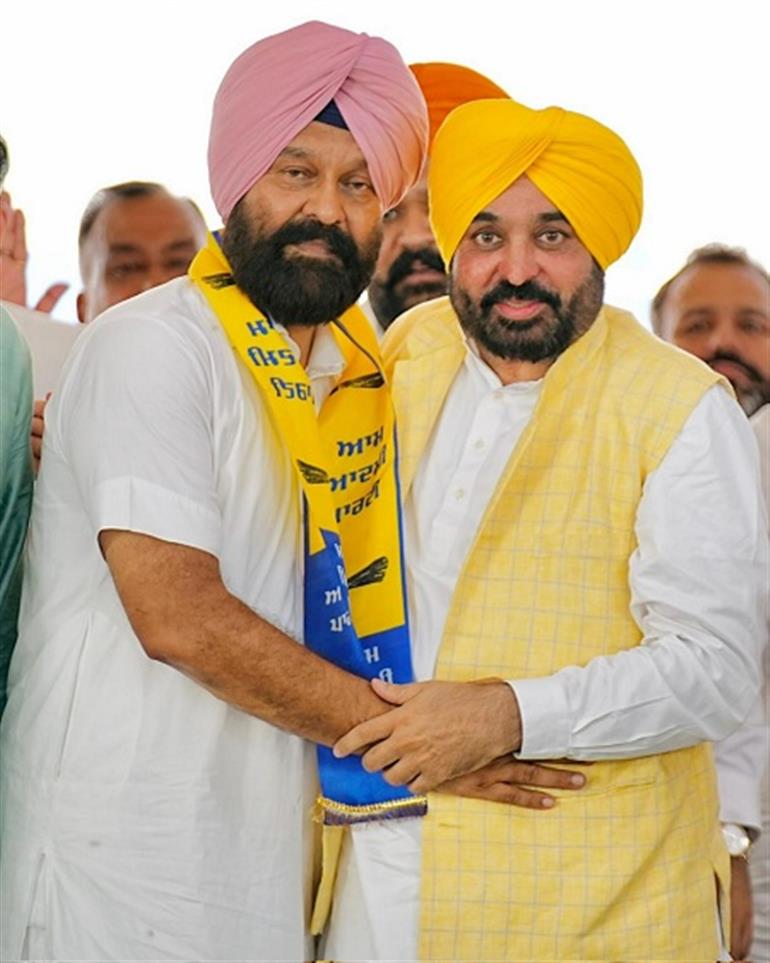  Sukhbir Badal&39;s close Akali leader Dimpy Dhillon joins AAP