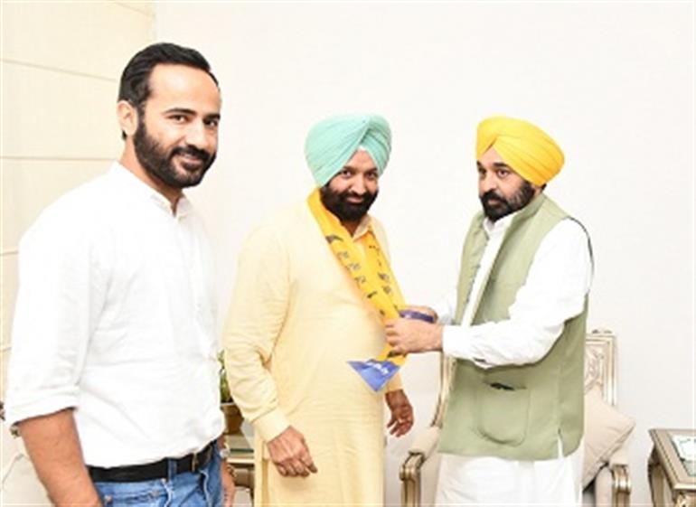 Congress leader & Barnal MC president Gurjit Ramanvasia and social worker Kulwant join AAP