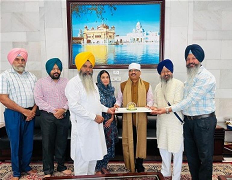 CS Sinha pays obeisance at Sri Darbar Sahib and Sri Durgiana Mandir