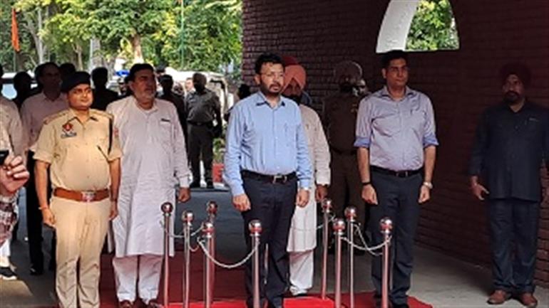 Administration accords Guard of Honour to Local bodies minister 