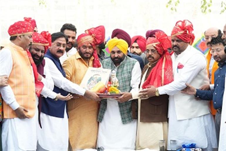 Follow the Footsteps of Valmiki Ji for carving out Progressive & Prosperous : CM urges people