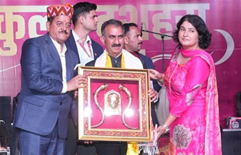 Himachal : CM attends last cultural night of International Kullu Dussehra 