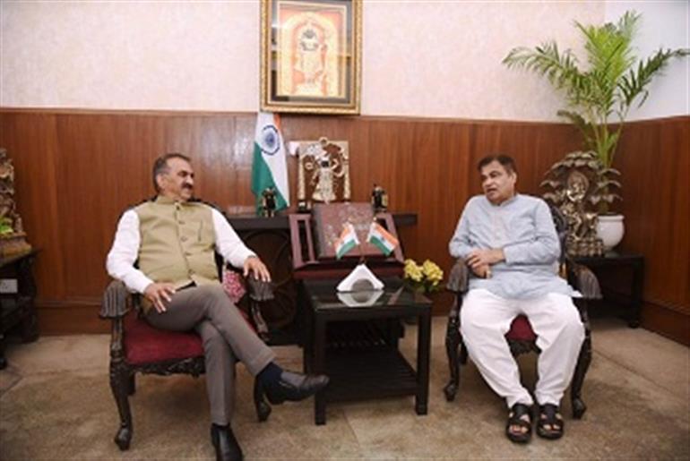 CM discusses Road, Bridge and Ropeways projects for HP with Nitin Gadkari