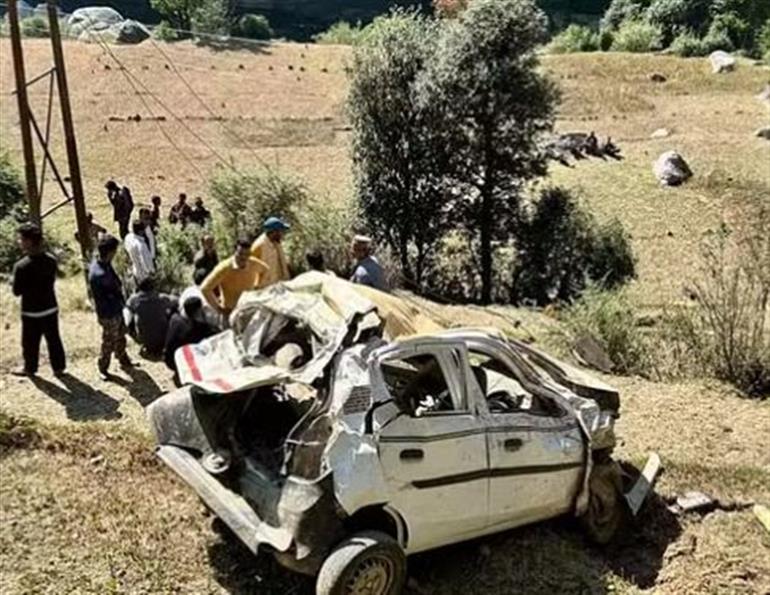 Himachal: Car fell into a deep ditch in Chauharghati of Mandi, five youth died