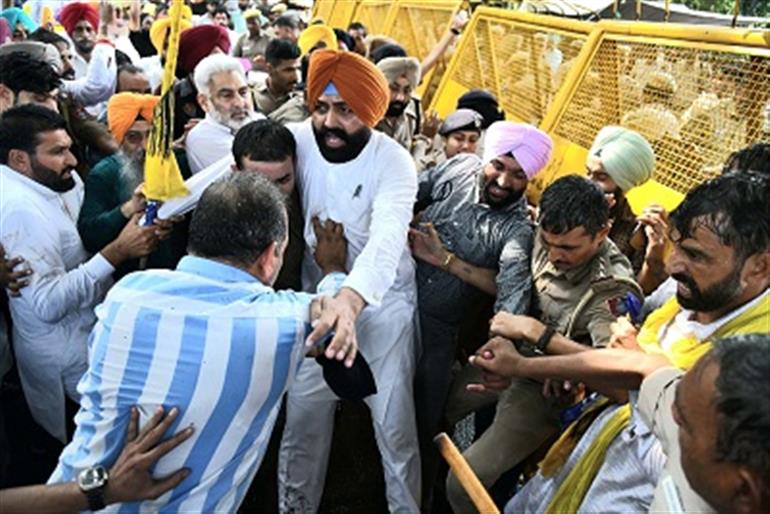 AAP leaders hold a major protest in Chandigarh against Central Govt over issue of paddy procurement and lifting