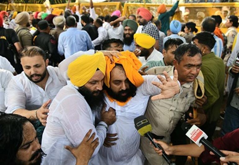 AAP leaders hold a major protest in Chandigarh against Central Govt over issue of paddy procurement and lifting