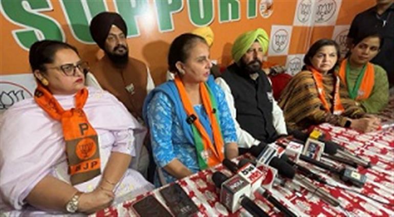 BJP Punjab Mahila Morcha President lashes out at Channi for derogatory remarks on women