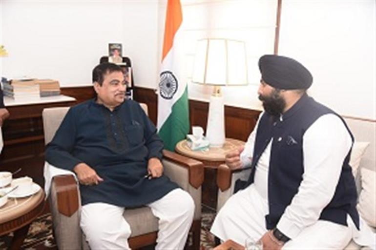 Bains meets Nitin Gadkari, demans four-lane road from Sri Kartarpur Sahib to Nangal-Una Border