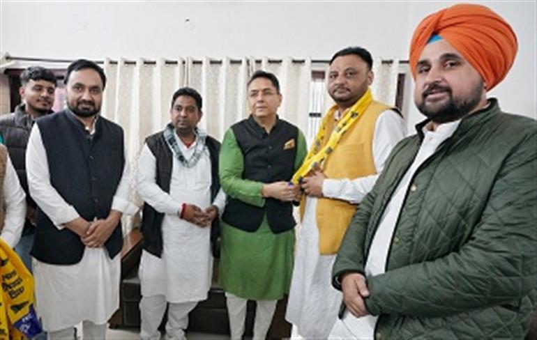 Big Blow to BJP in Handiaya: District President and Two-time Councillor Gurmeet Singh Joins AAP