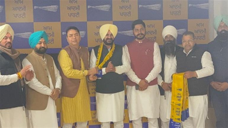 Former Congress Incharge of Atam Nagar, Kamaljit Singh Karwal, Joins AAP