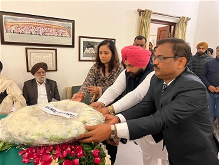 Bains and KAP Sinha pays homage on behalf of Punjab Govt to former PM Manmohan Singh