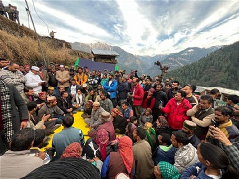 PWD Minister meets fire affected in Tandi, Banjar